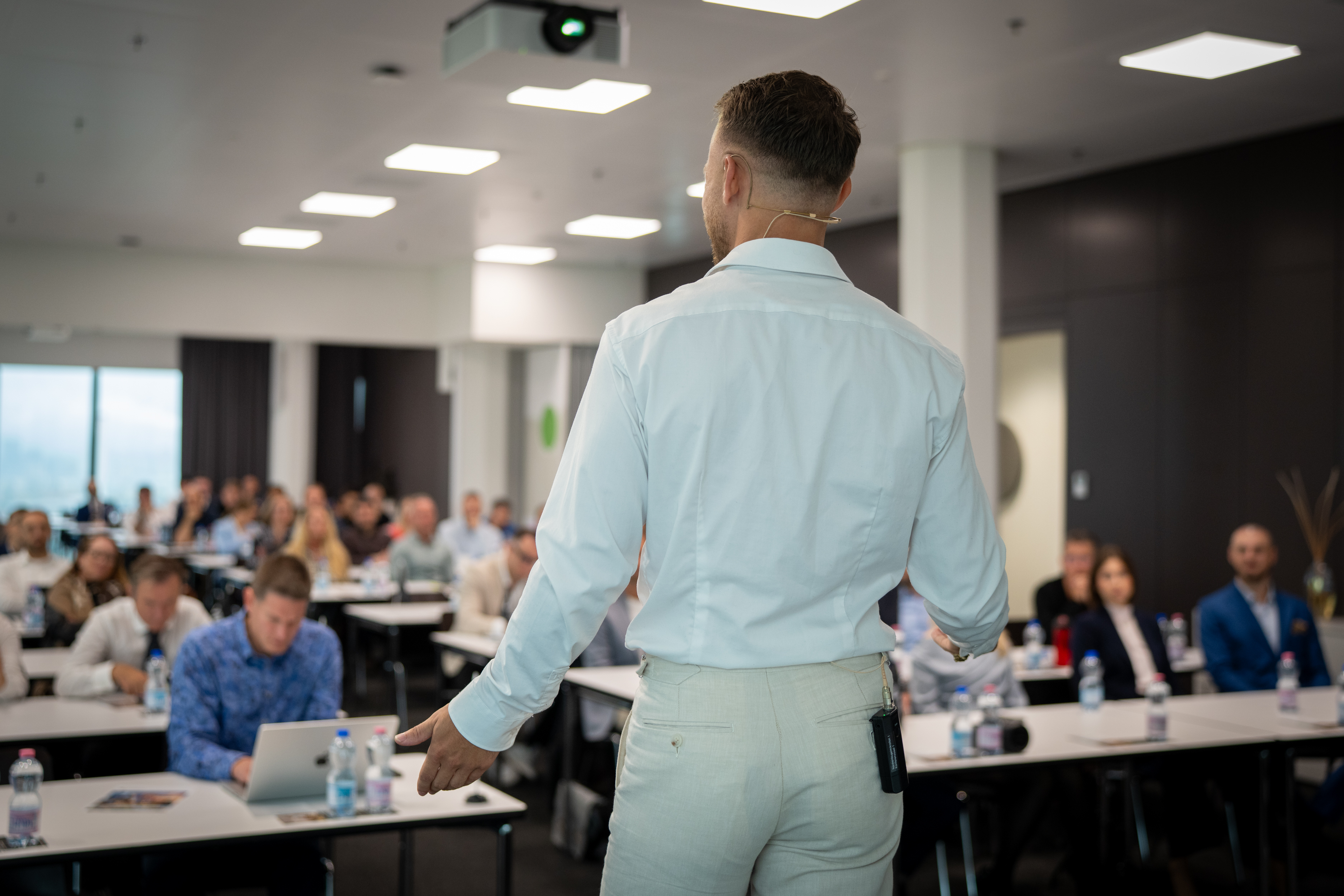 Neuro Linguistic Content-Entwickler Fabian Helfenstein fordert ethische Revolution im Business-Marketing